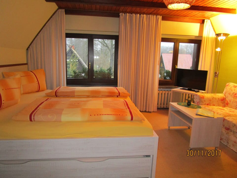 Basic Double Room | Blackout drapes, bed sheets