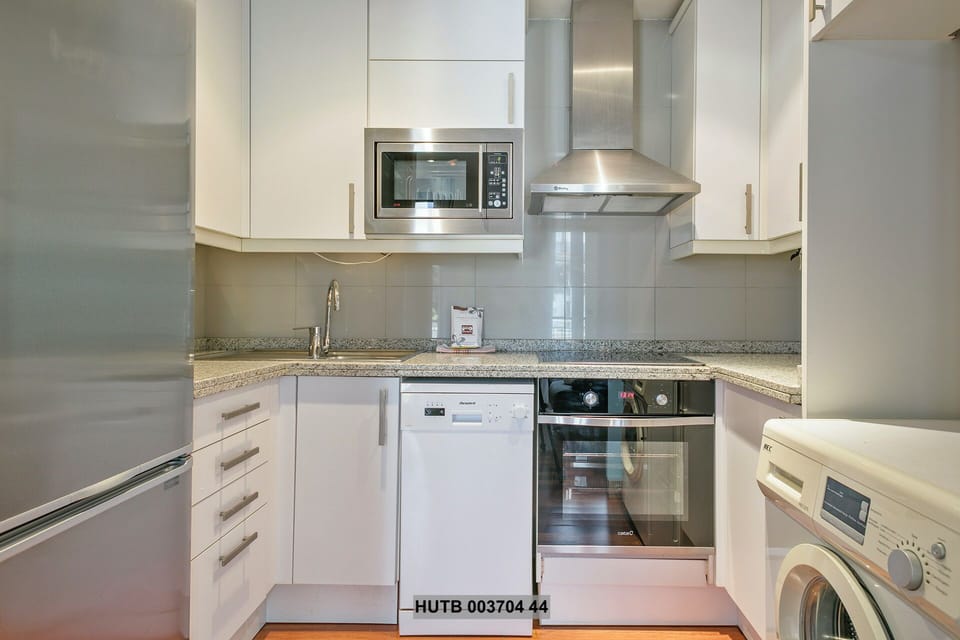 Basic Apartment, 1 Bedroom | Private kitchen | Full-size fridge, microwave, oven, stovetop