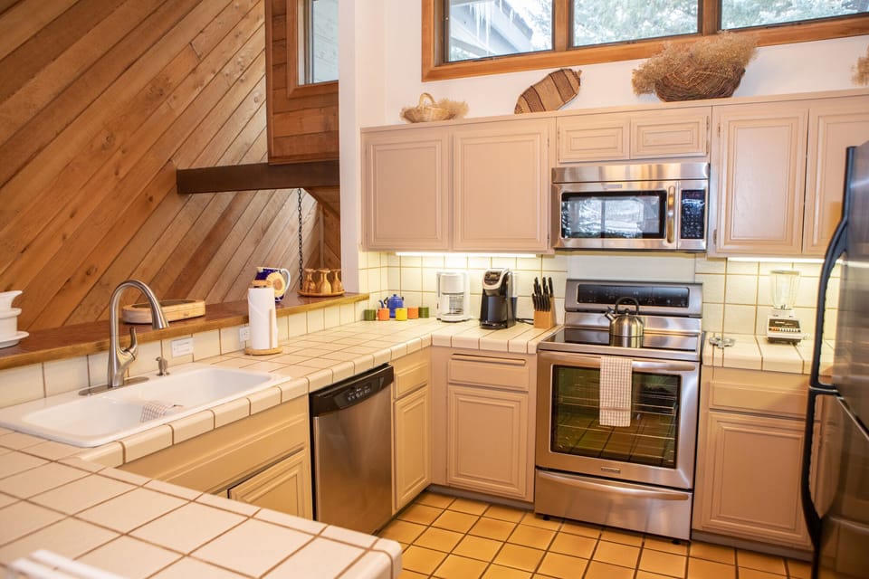 Townhome, 3 Bedrooms | Private kitchen | Coffee/tea maker, fridge, oven, toaster