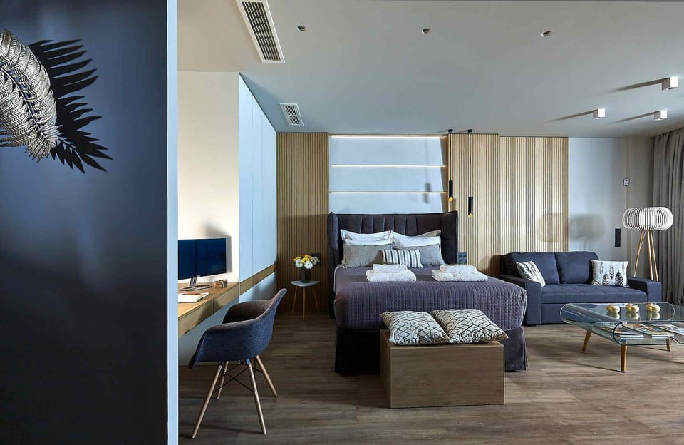 open bed- livingroom area with direct Seaview