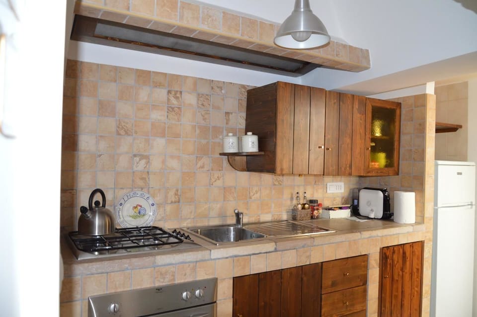 Traditional House, 2 Bedrooms, Garden Area | Private kitchen | Fridge, stovetop, electric kettle, cookware/dishes/utensils