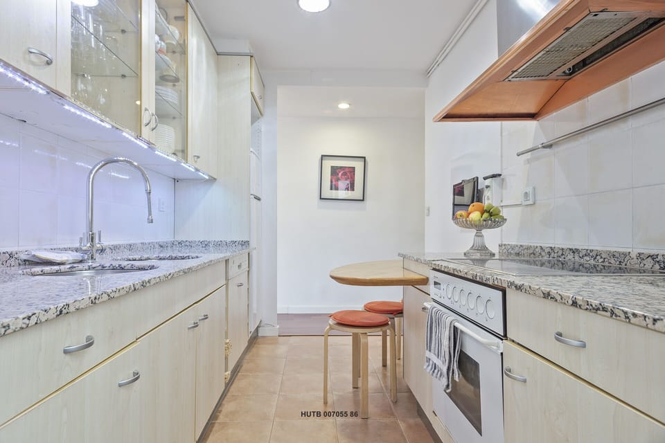 Basic Apartment, 3 Bedrooms, Non Smoking, Balcony | Private kitchen | Full-size fridge, microwave, oven, stovetop