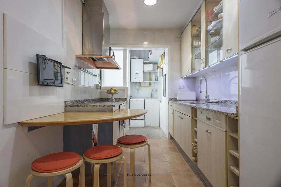 Basic Apartment, 3 Bedrooms, Non Smoking, Balcony | Private kitchen | Full-size fridge, microwave, oven, stovetop
