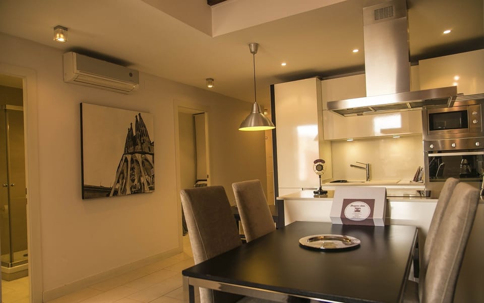 City Apartment, 2 Bedrooms, Balcony | In-room dining