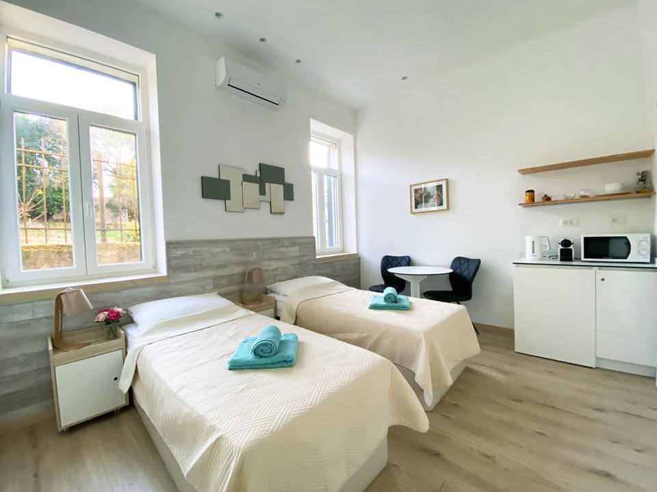 Double Room | Desk, iron/ironing board, free WiFi, bed sheets