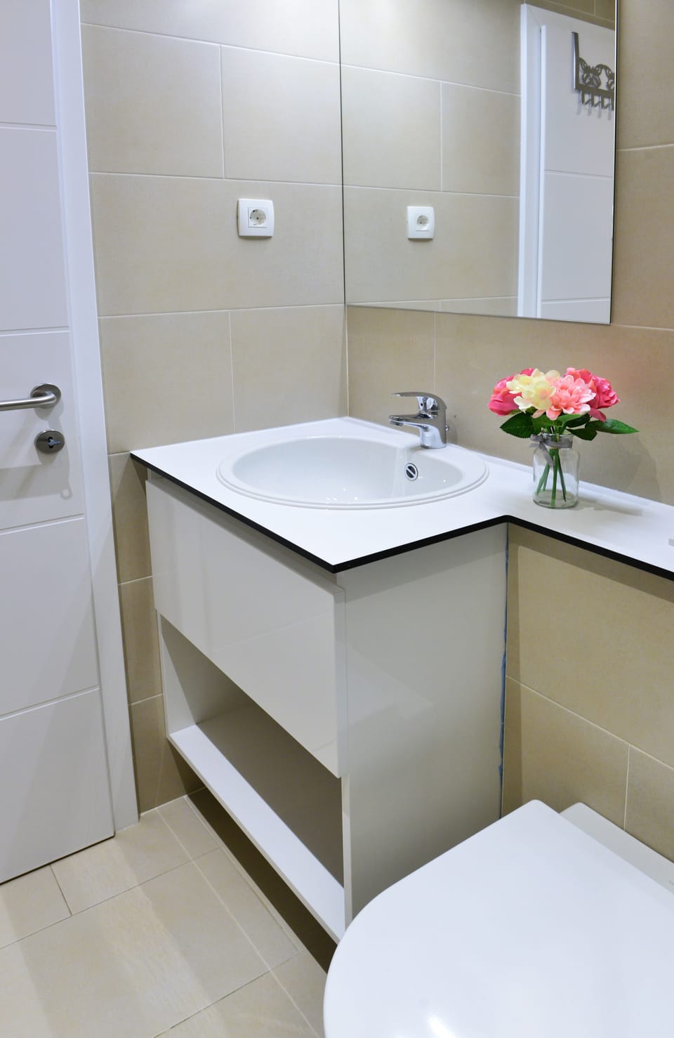 Double Room | Bathroom | Shower, free toiletries, hair dryer, towels