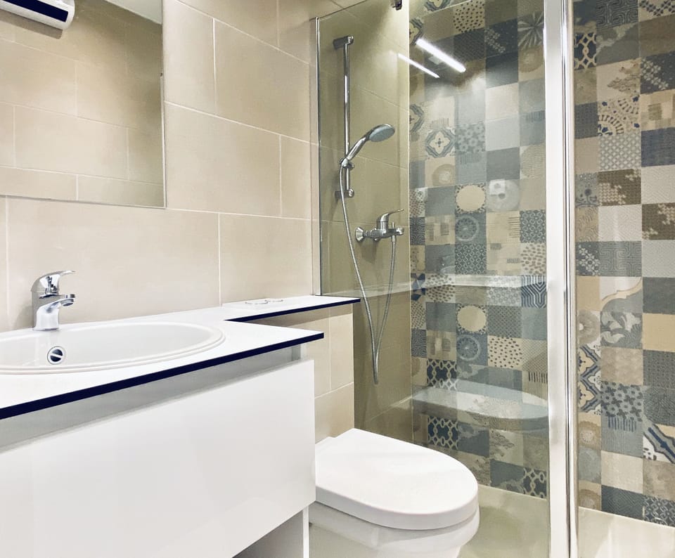 Double Room | Bathroom | Shower, free toiletries, hair dryer, towels