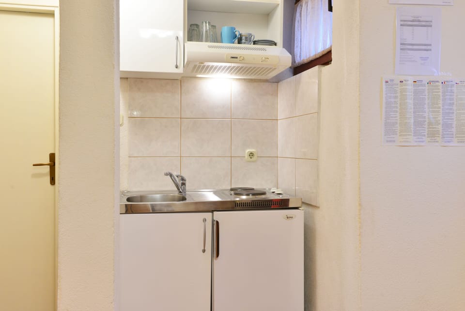Apartment, 1 Bedroom | Private kitchenette | Fridge, microwave, stovetop, coffee/tea maker