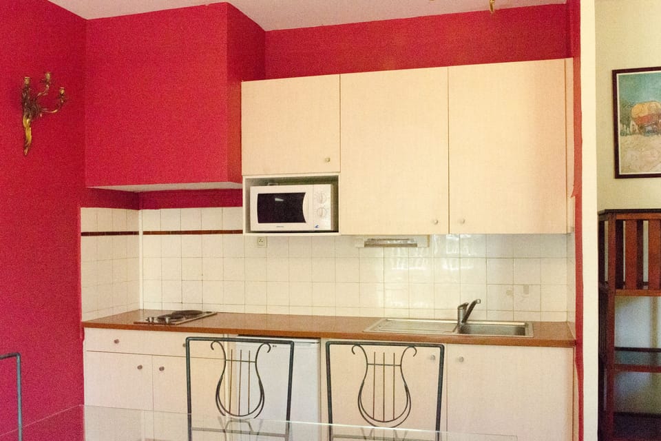 Suite (Celeste) | Private kitchenette | Fridge, microwave