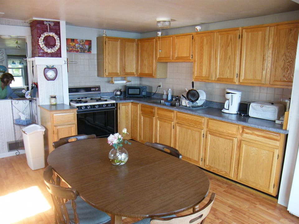 Eat-in kitchen