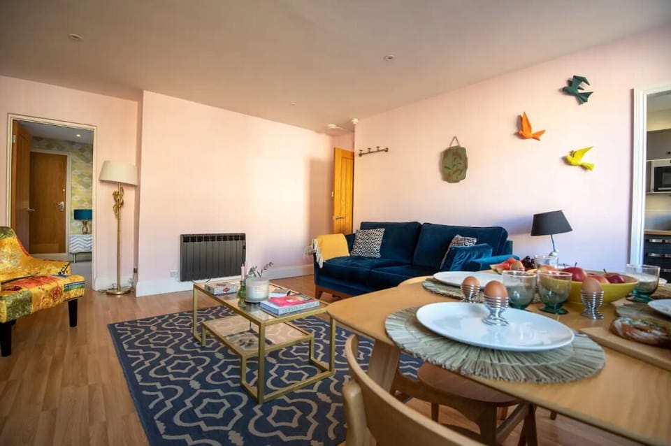 Apartment, 1 King Bed with Sofa bed, Non Smoking | Lounge