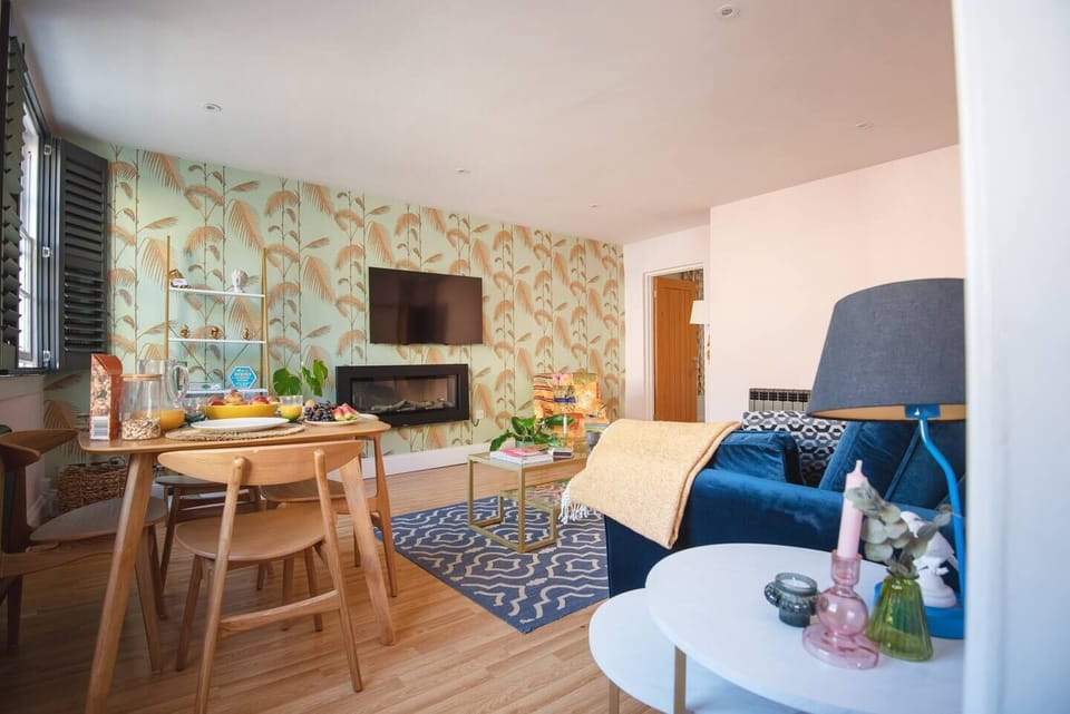 Apartment, 1 King Bed with Sofa bed, Non Smoking | Lounge