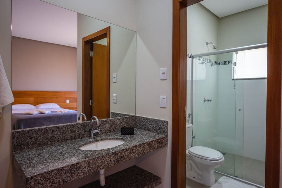 Deluxe Suite, Lake View | Bathroom sink