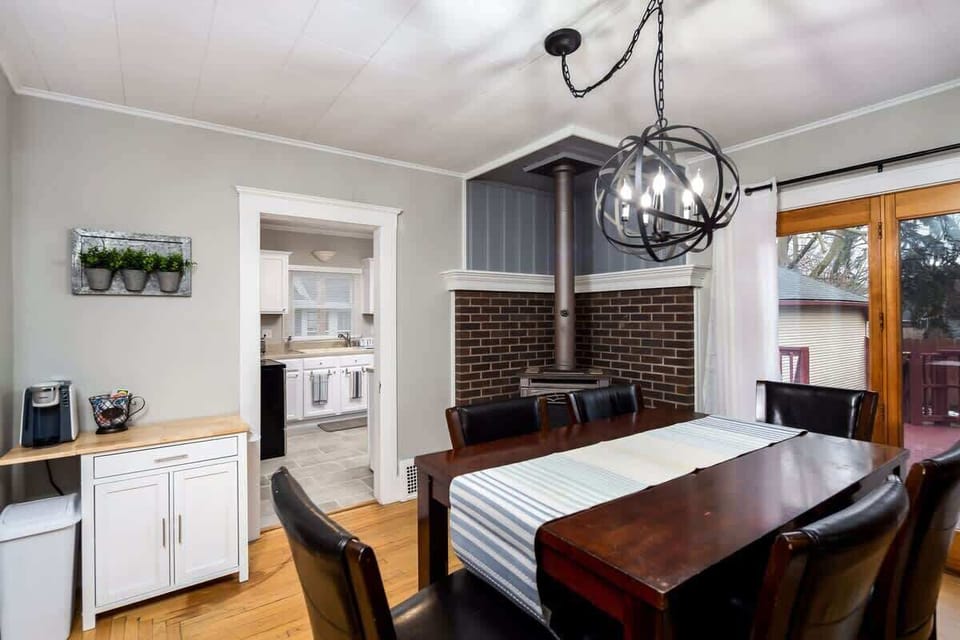 Dining area/coffee station
