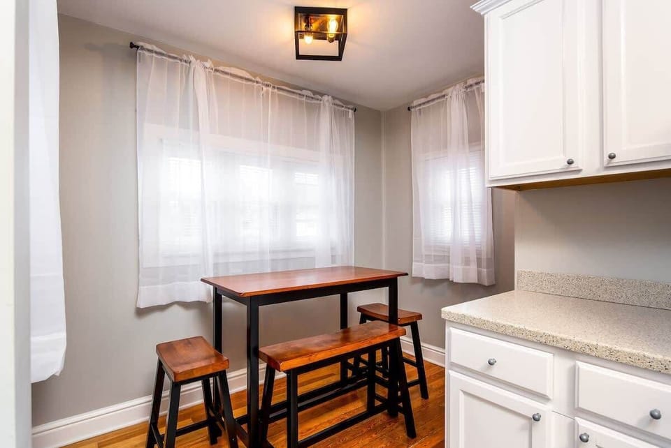 Breakfast nook area. 