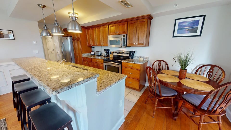 Kitchen & Dining