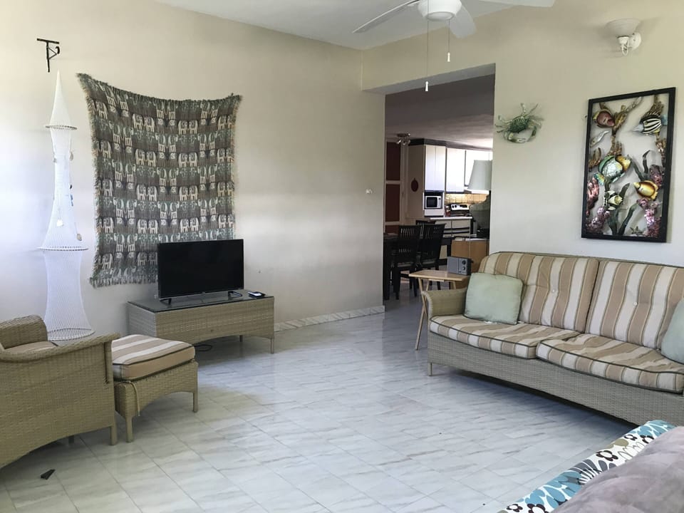Large Family room, WiFi and Roku TV
