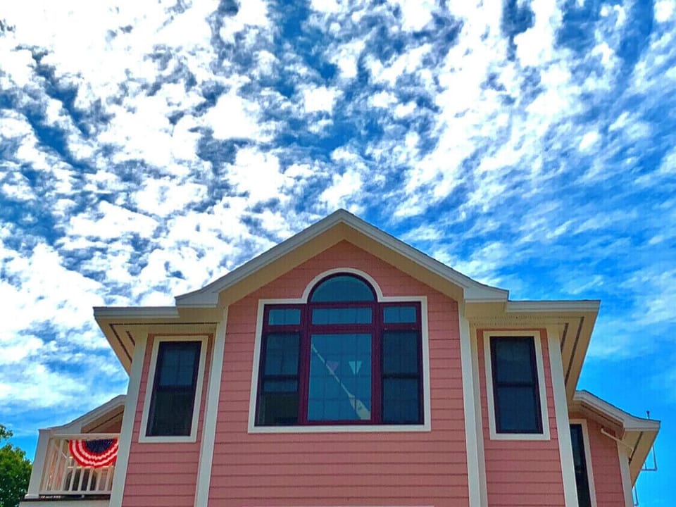 Heroes Retreat -Clean, modern, top floor w/elevatorGreat Lakes & Main St views.