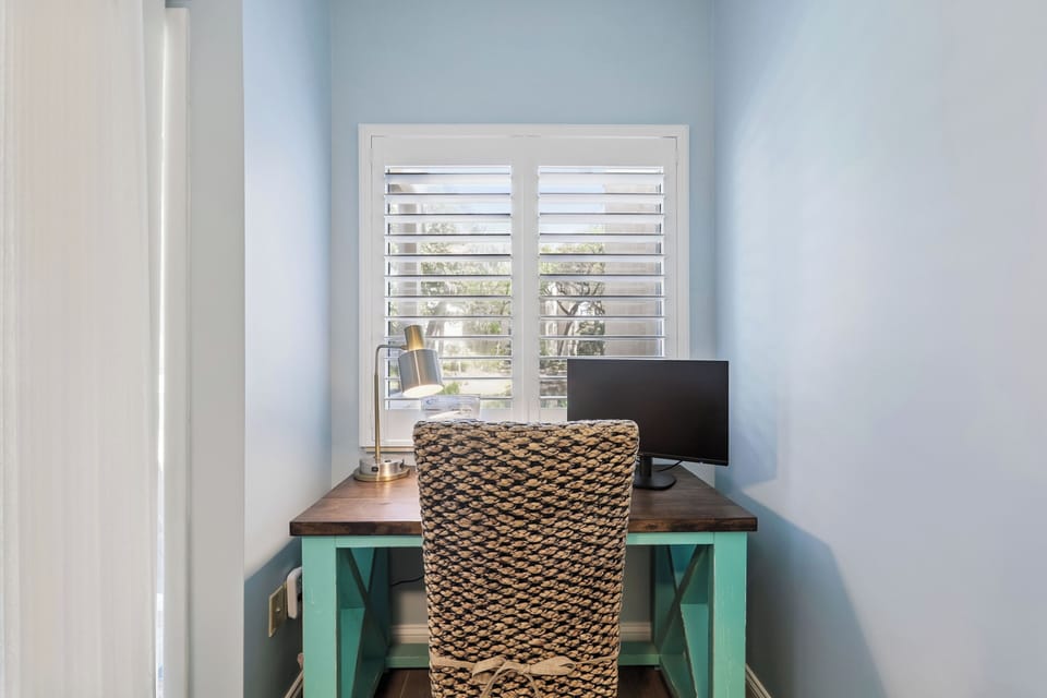 Desk Setup Work Remotely on Vacation
