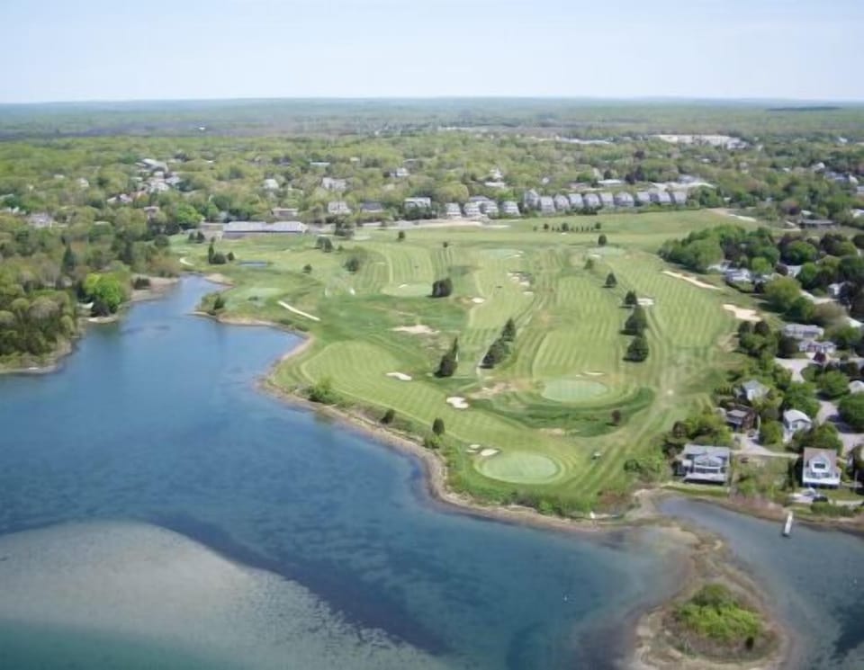 2 miles from Golfer's Paradise!! Weekapaug and Winnapaug golf courses