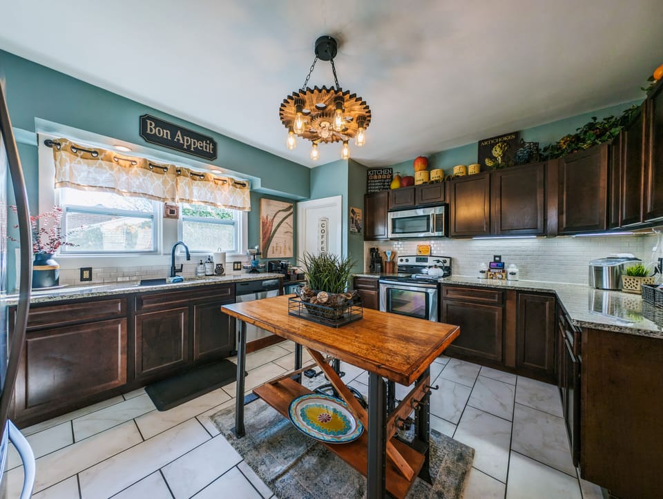 Kitchen Stocked w/ Cooking Essentials!