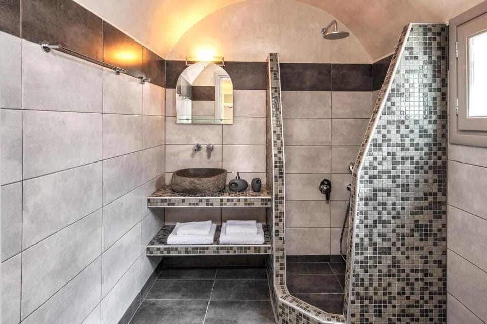 Superior Room | Bathroom | Shower, rainfall showerhead, hair dryer, towels