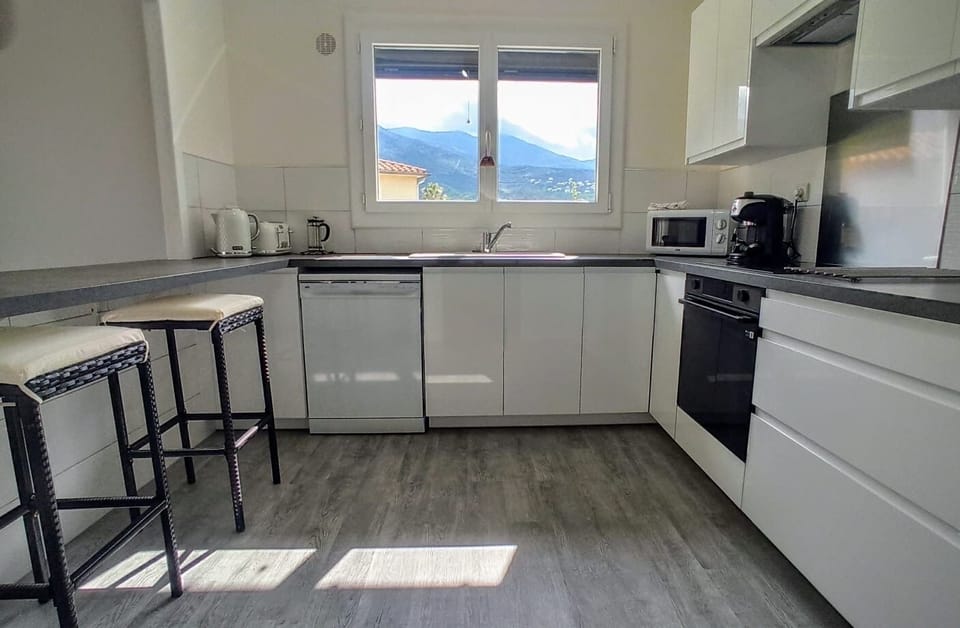 Fitted kitchen. Breakfast bar for indoor dining (when not outside).Mountain View