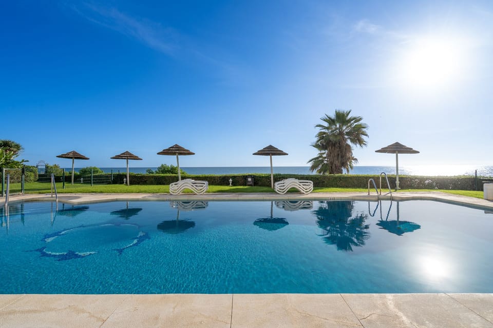 Pool with sea views 