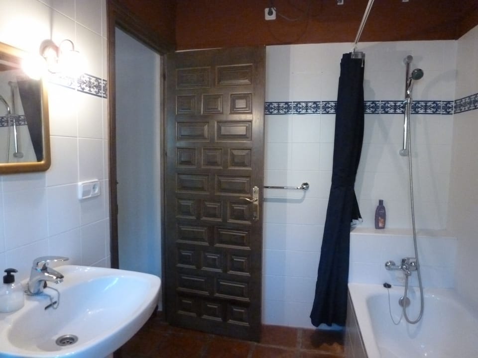 bathroom ensuite with bedroom 1