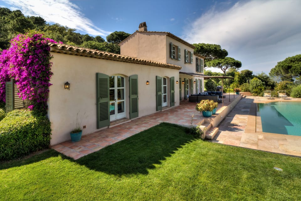 Pool view house and terrace with a lovely bougainvilliers 
