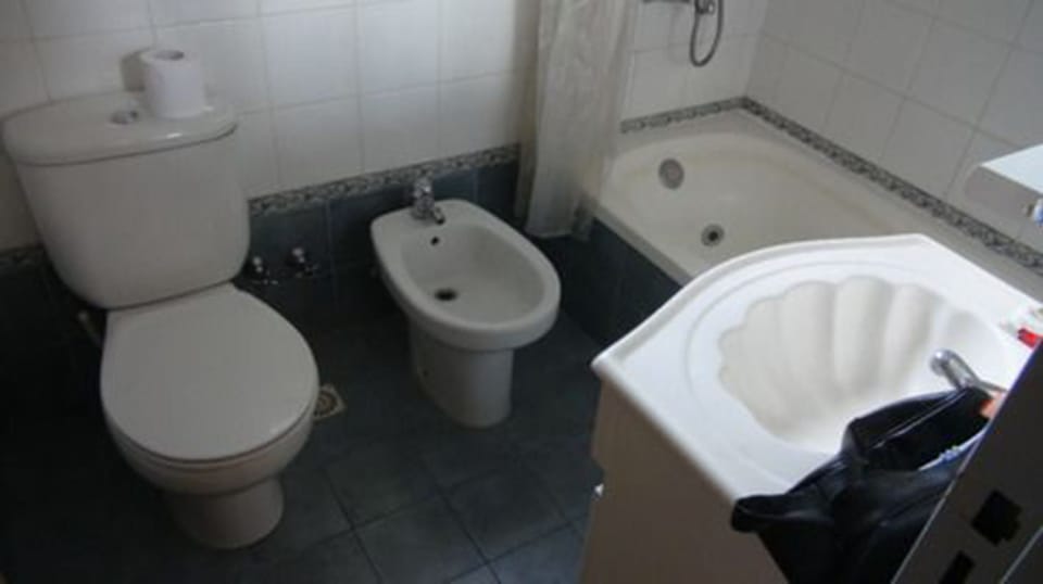City Apartment, 2 Bedrooms, Non Smoking (1 Queen and 1 Single Bed) | Bathroom | Combined shower/tub, deep soaking tub, bidet, towels