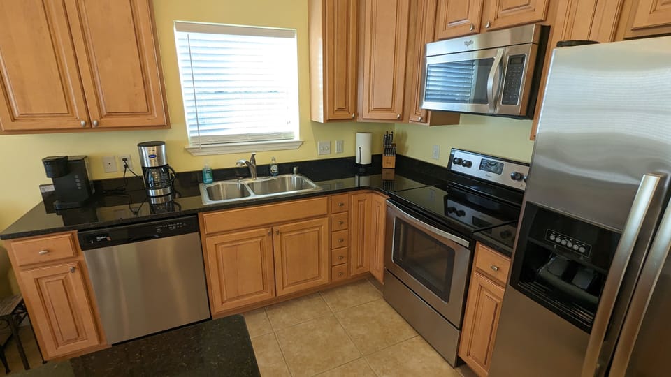 FULL KITCHEN WITH SS APPLIANCES AND GRANITE COUNTERTOPS
