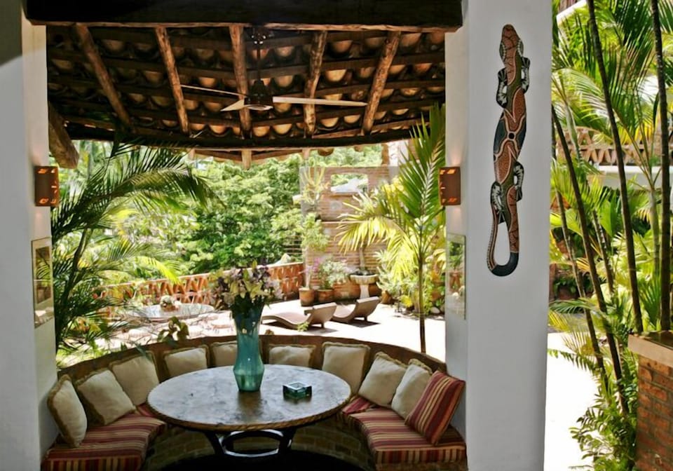 This cozy sitting area is ideal for enjoying coffee or a fresh-fruit juice.