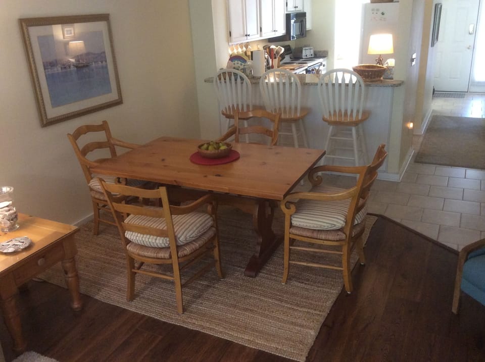 Breakfast Bar with Kitchen Access