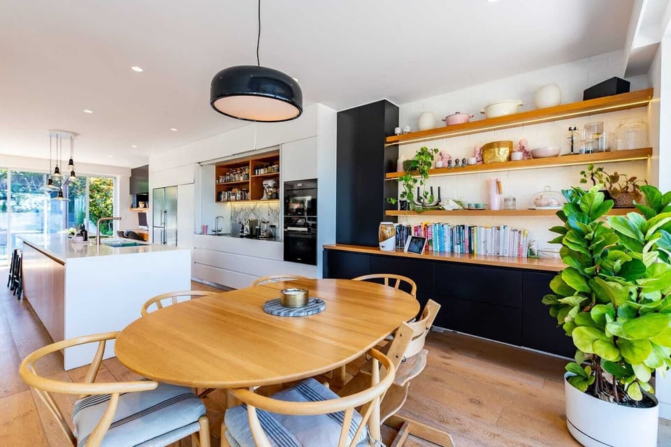 Extendable dining table