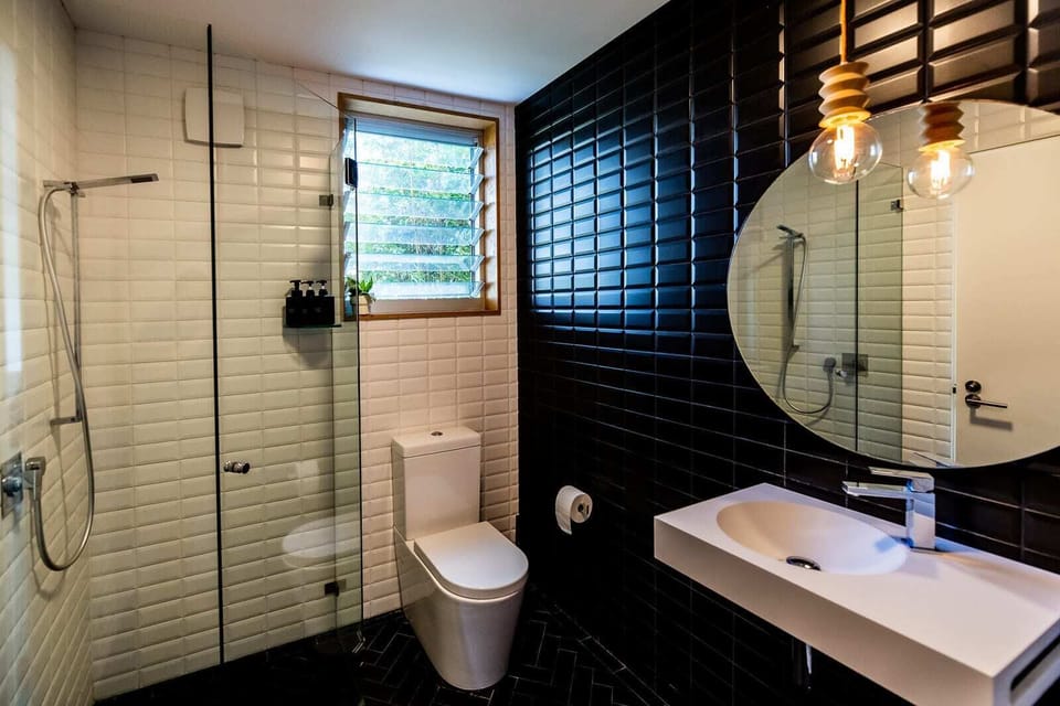 Middle level ensuite