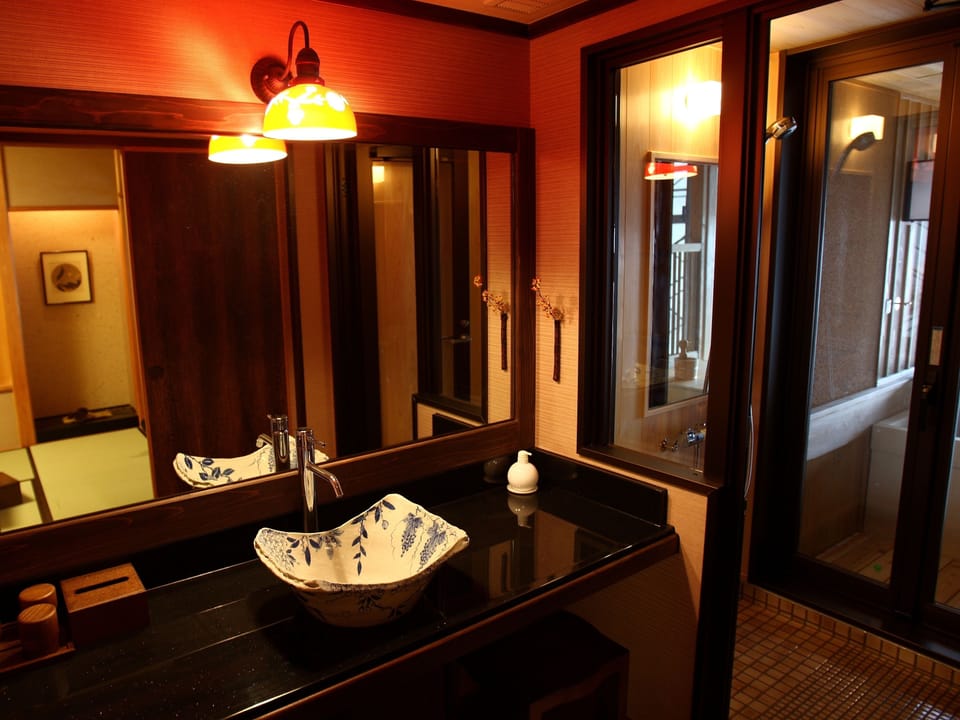 Separate tub and shower, spring water tub, free toiletries, hair dryer