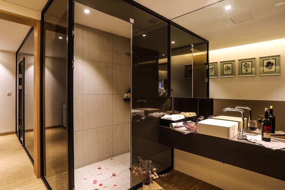 Family Party Suite | Bathroom | Free toiletries, hair dryer, bathrobes, slippers