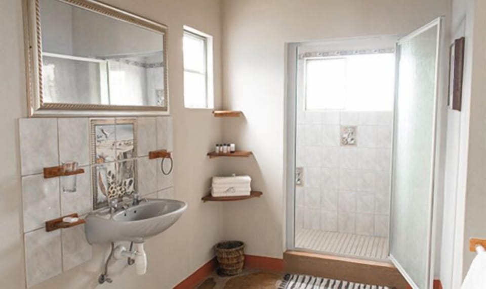 Twin Room | Bathroom | Shower, free toiletries, towels