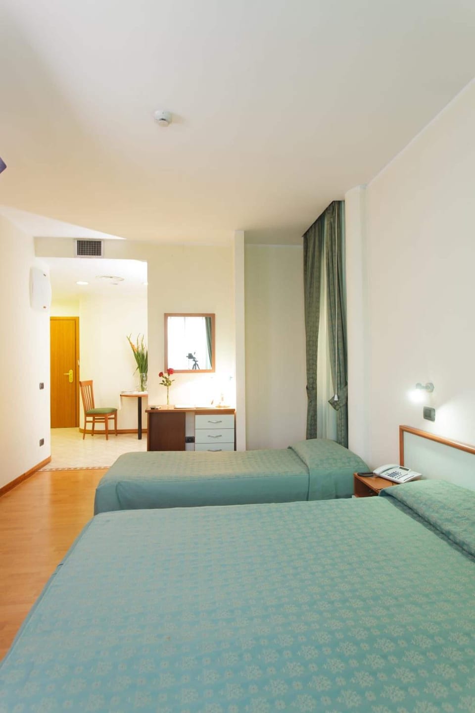 Premium bedding, minibar, free WiFi, bed sheets