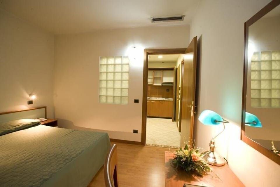 Premium bedding, minibar, free WiFi, bed sheets