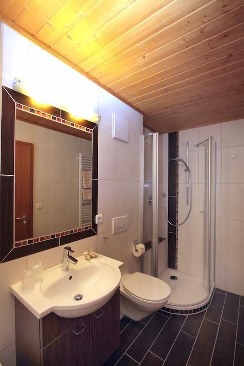 Double Room | Bathroom | Shower, free toiletries, hair dryer, bathrobes