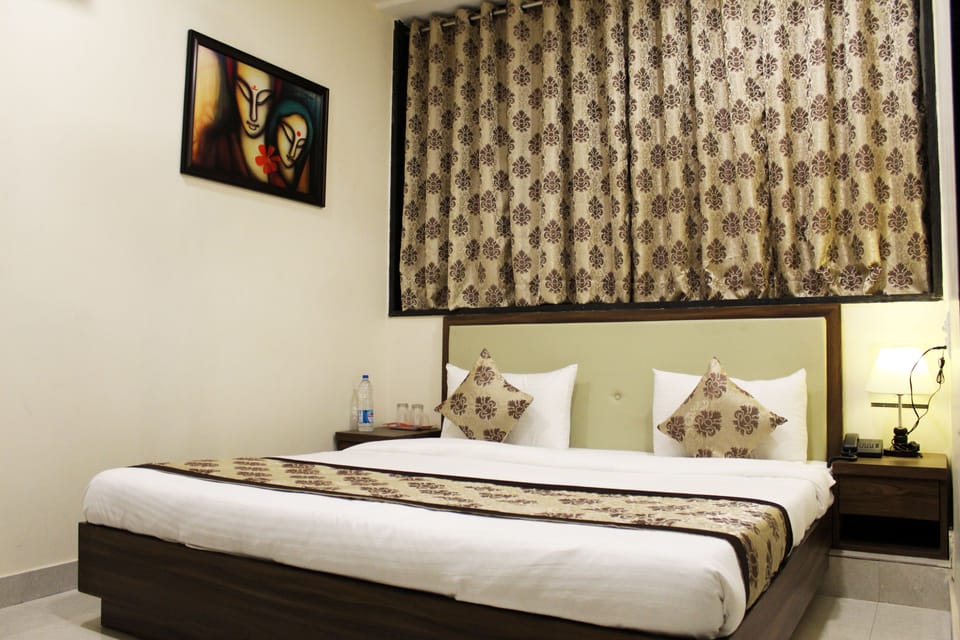 Standard Room, 1 King Bed, Accessible, Non Smoking | Living room | 32-inch LED TV with cable channels, TV