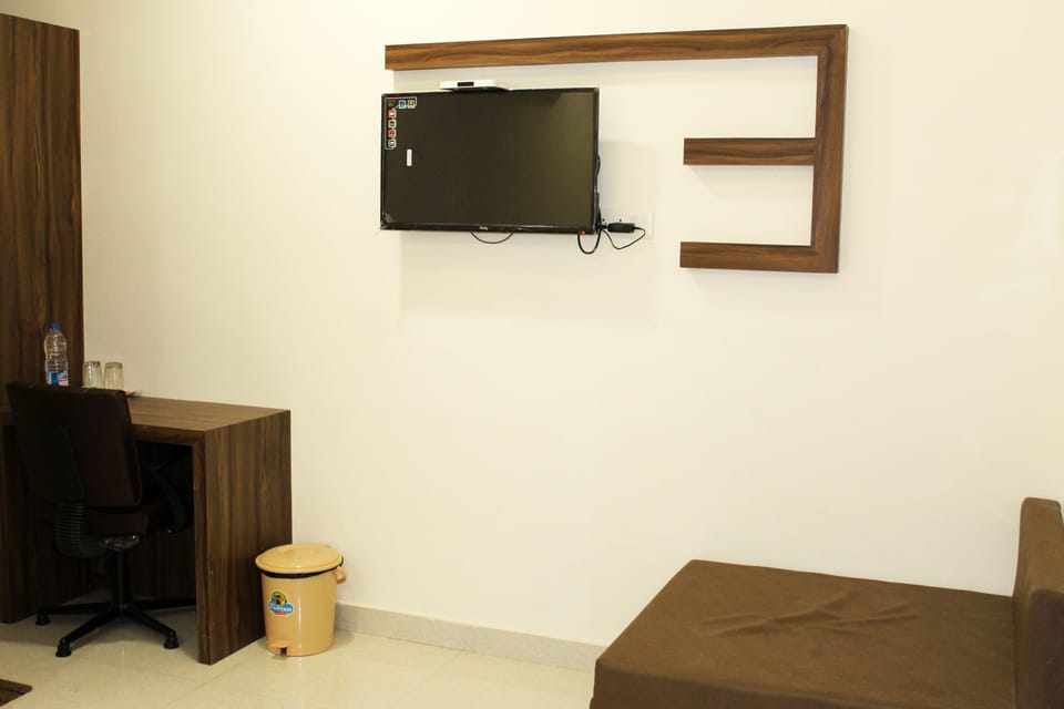Standard Room, 1 King Bed, Accessible, Non Smoking | Television
