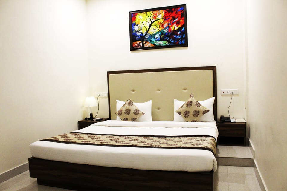 Standard Room, 1 King Bed, Accessible, Non Smoking | Living room | 32-inch LED TV with cable channels, TV