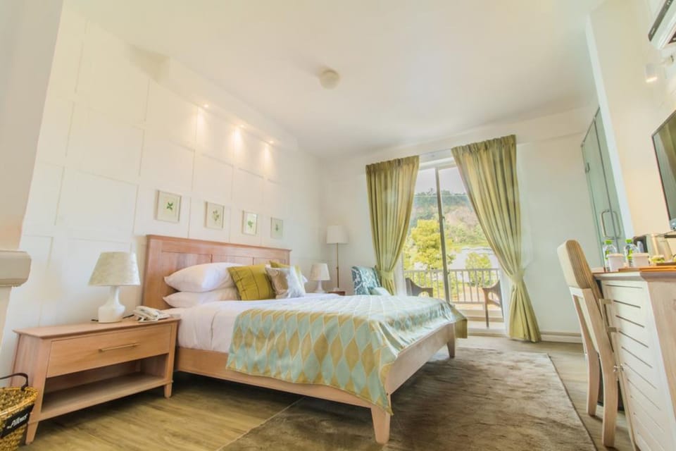 Superior Grand Suite with Jacuzzi and Balcony | Minibar, in-room safe, desk, blackout drapes