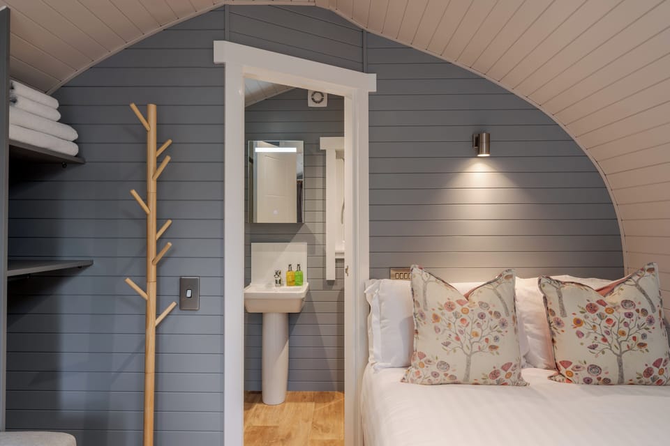 Comfort Cabin | Iron/ironing board, bed sheets
