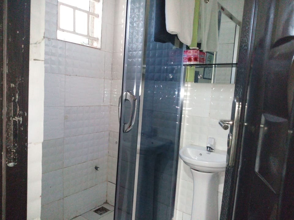 Premier Studio | Bathroom | Shower, hydromassage showerhead, free toiletries, slippers