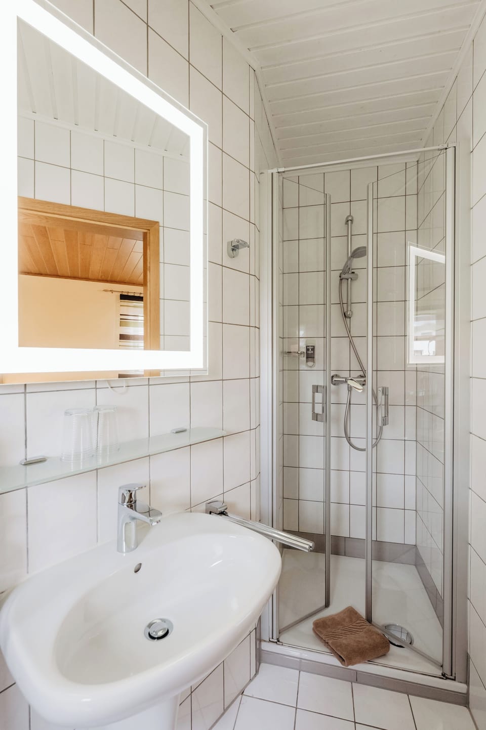 Double Room, 1 Double Bed, Non Smoking | Bathroom | Shower, hair dryer, towels