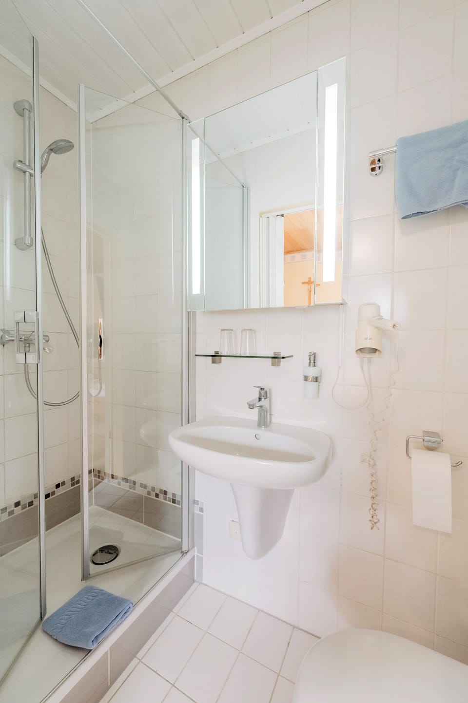 Twin Room, 2 Twin Beds, Non Smoking | Hypo-allergenic bedding, desk, blackout drapes, free WiFi